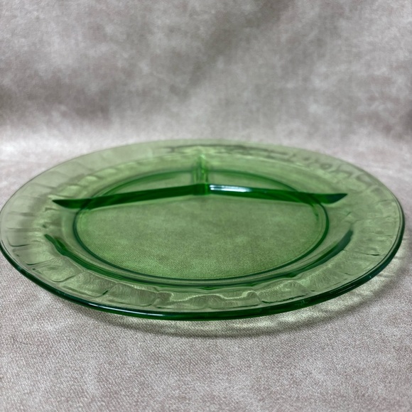 Hocking Green Cameo 10 1/2"  Dinner Plate One Uranium Glass Glowing - Picture 6 of 7